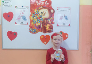 Zdjęcie przedstawia dziewczynkę z kartą walentynkową
