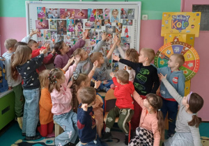 grupa dzieci wskazuje swoje zdjęcia