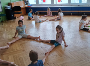 dzieci ćwiczą na sali