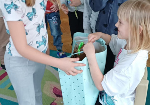 dziewczynki składają życzenia