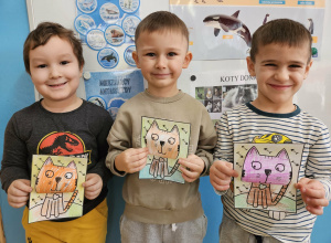 makar, maksym i nikodem ze swoimi pracami plastycznymi