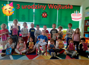 dzieci pozują do zdjęcia