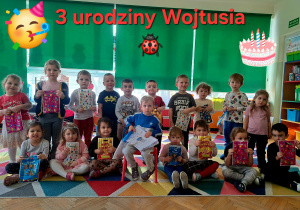 dzieci z prezentami od Wojtusia z okazji jego urodzin