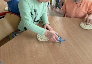 Leon stępluje ślady dinozaura