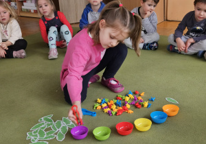 Emilka liczy dinozaury