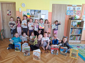 Zdjęcie przedstawia grupę Dinusiów