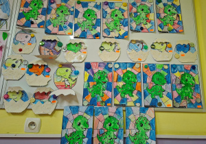 Zdjęcie przedstawia prace plastyczne związane z dinozaurami