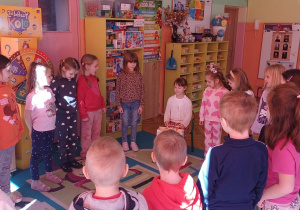 dzieci śpiewaja sto lat