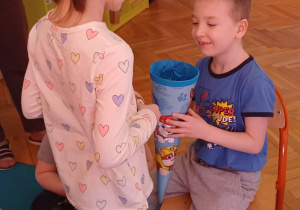 Igor rozdaje cukierki