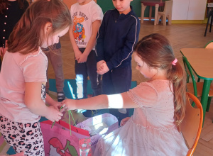 marcelina rozdaje cukierki