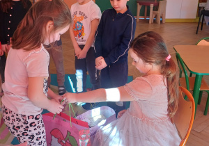 Marcelina rozdaje cukierki