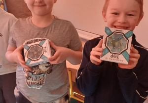 chlopcy z prezentami