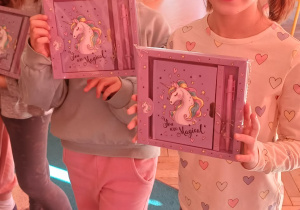 dziewczynki z prezentami