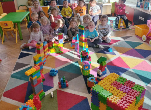 dzieci zbudowaly miasto z klockow