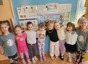 dziewczynki z prezentami