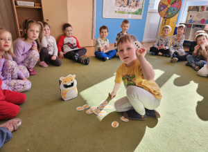 dzieci licza orzeszki