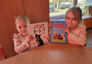 Dziewczynki ogladaja ksiazki