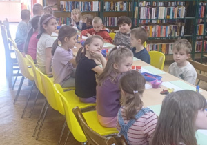 dzieci siedzą przy stole