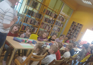 pani z biblioteki tłumaczy co beda robic