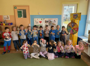 zdjecie przedstawia dzieci pozujace do zdjecia z prezentami