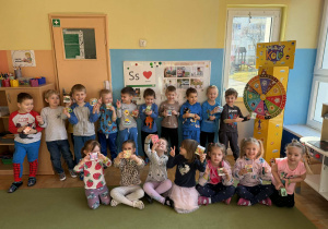 dzieci z grupy z prezentami