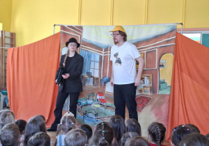 Zdjęcie przedstawia aktorów Teatru Eden