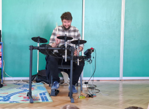 Zdjęcie przedstawia perkusistę