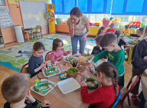 Zdjęcie przedstawia dzieci podczas warsztatów wielkanocnych