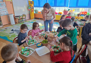 Zdjęcie przedstawia dzieci podczas warsztatów wielkanocnych