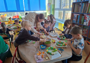 Zdjęcie przedstawia dzieci podczas warsztatów wielkanocnych