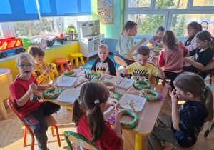 Zdjęcie przedstawia dzieci podczas warsztatów wielkanocnych