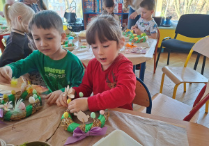 Zdjęcie przedstawia dzieci podczas warsztatów wielkanocnych