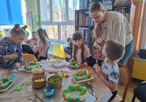 Zdjęcie przedstawia dzieci podczas warsztatów wielkanocnych