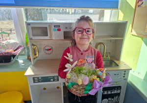 Zdjęcie przedstawia dziewczynkę i jej stroik