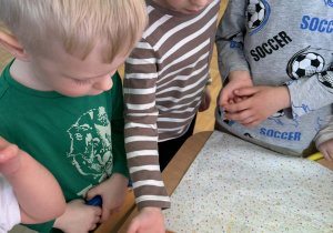 chłopcy sieją nasionka