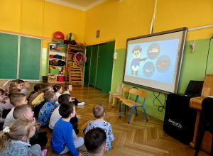 zdjecie przedstawia dzieci na spotkaniu z policja