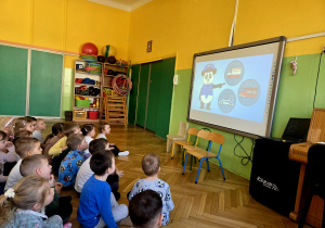 dzieci ogladaja film o bezpieczenstwie