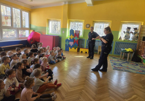 panie policjantki prowadza prelekcje