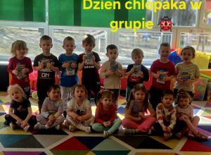 zdjecie przedstawia chlopcow