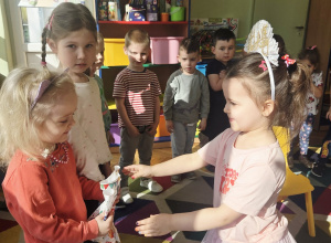 zdjecie przedstawia Viktorie wreczajaca prezent