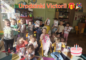 dzieci swietuja urodziny Viktorii