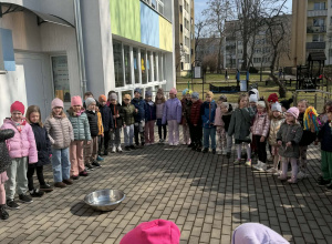 zdjecie przedstawia dzieci zegnajace zime ,, witajace wiosne