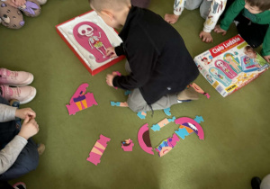 Ignaś układa puzzle