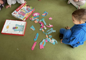 Jasio układa puzzle