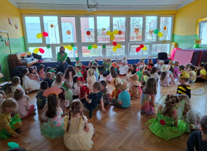 Zdjęcie przedstawia dzieci podczas balu