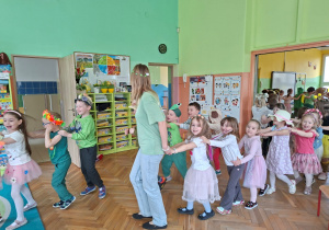 Zdjęcie przedstawia dzieci podczas balu