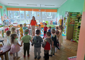 Zdjęcie przedstawia dzieci podczas balu