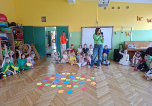 Zdjęcie przedstawia dzieci podczas balu