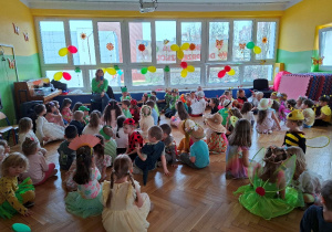 Zdjęcie przedstawia dzieci podczas balu