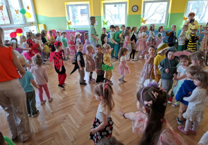 Zdjęcie przedstawia dzieci podczas balu